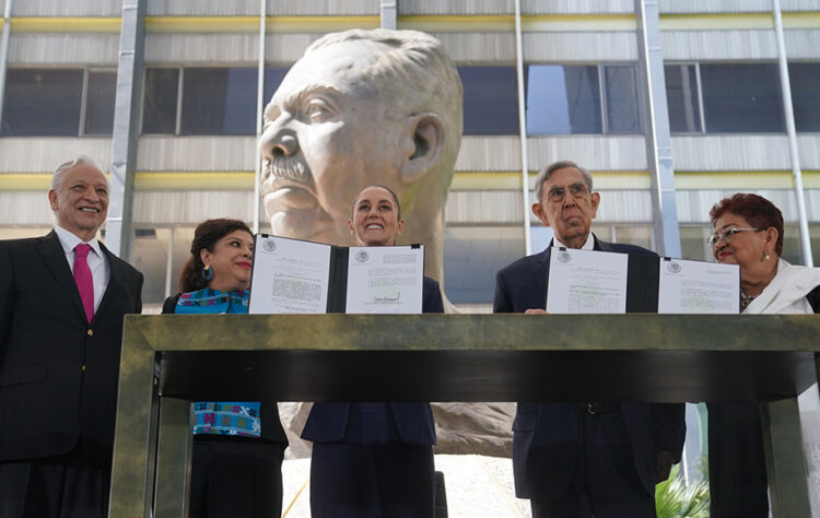 Claudia Sheinbaum firma decreto para expedir ocho leyes secundarias en materia energética que recuperan a PEMEX y CFE como empresas públicas del Estado
