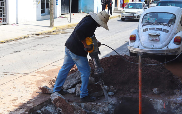 Cuidan el agua: atienden y reparan fuga en calle Reforma