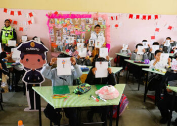 Plática de seguridad vial en escuela de Santa María Malacatepec