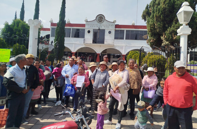Acuden a la presidencia de Acajete para pedir obras