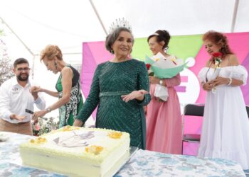 Corona SMDIF de Puebla a la nueva reina de la primavera de adultos mayores