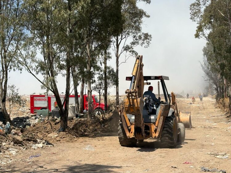 Investigan causas de incendio de relleno sanitario de Nanacamilpa