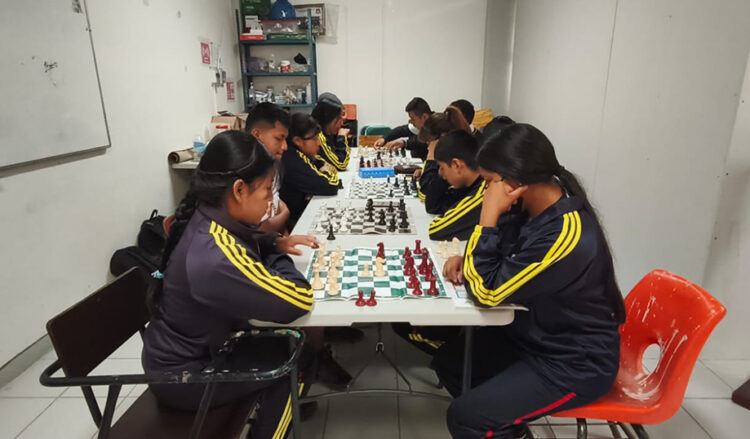 Realizan torneo de ajedrez en bachillerato de Malacatepec