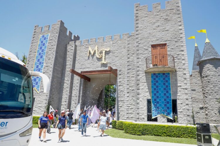 Inicia SMDIF Mes de la Niñez viajando al Parque Mundo Imayina