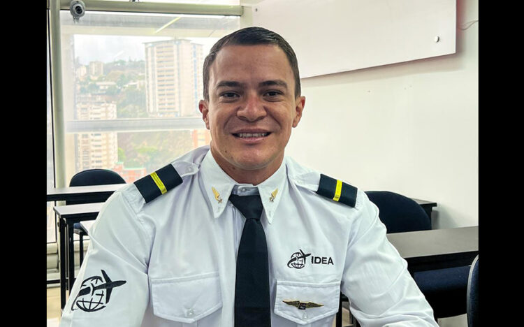 Reconocido periodista Yoel Díaz inicia su formación como piloto en la Escuela Aeronáutica «IDEA» de Caracas