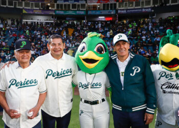 En compañía de su papá, el Gobernador Armenta acude a inicio de temporada de Pericos