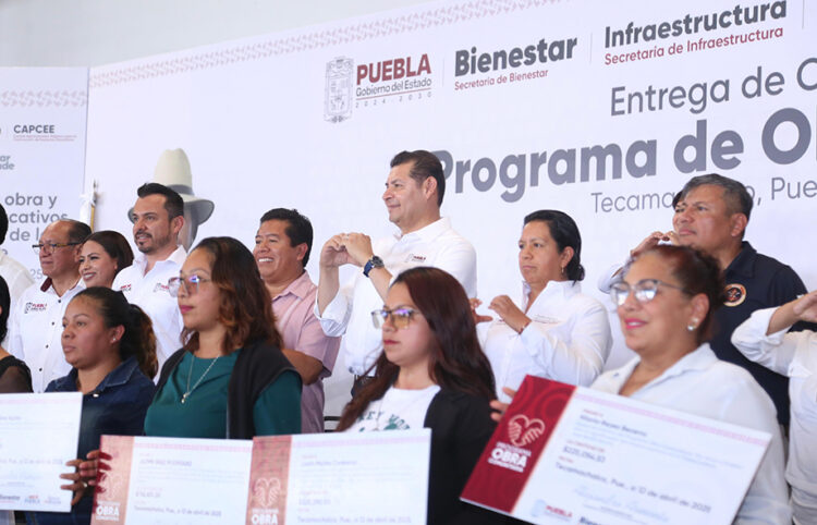 Entrega de certificados y avances en Obra Comunitaria en Tecamachalco