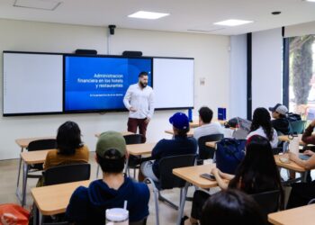 Chef internacional Sebastián Ceballos comparte su receta del éxito con estudiantes de la Anáhuac Puebla