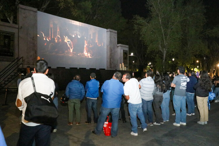 Poblanos y turistas disfrutan proyección “La Última Cena: El Cuadro Viviente”
