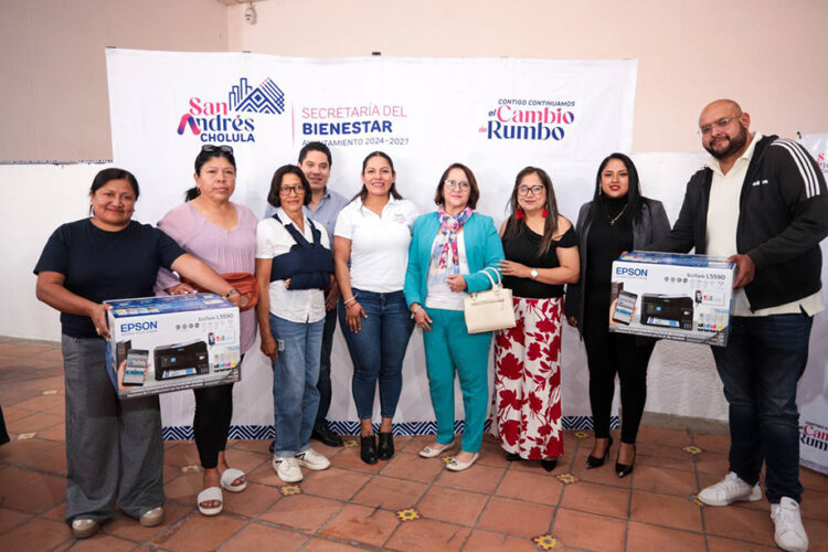 Fortalece Lupita Cuautle a escuelas con equipo tecnológico