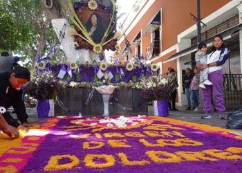 Para preservar las tradiciones, anticuarios de Los Sapos instalan altar de la Virgen de Dolores