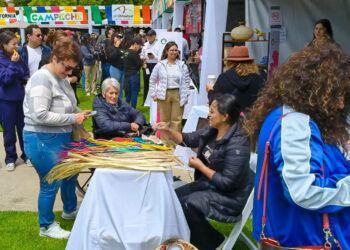 Puebla destaca en tianguis binacional con artesanías de palma