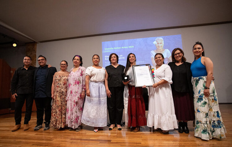 Referente indispensable del son jarocho, Elena De la Luz Ramírez Aguirre recibe la medalla Bellas Artes