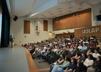 Premio Arthur Schawlow 2017 dialoga con estudiantes de la UDLAP