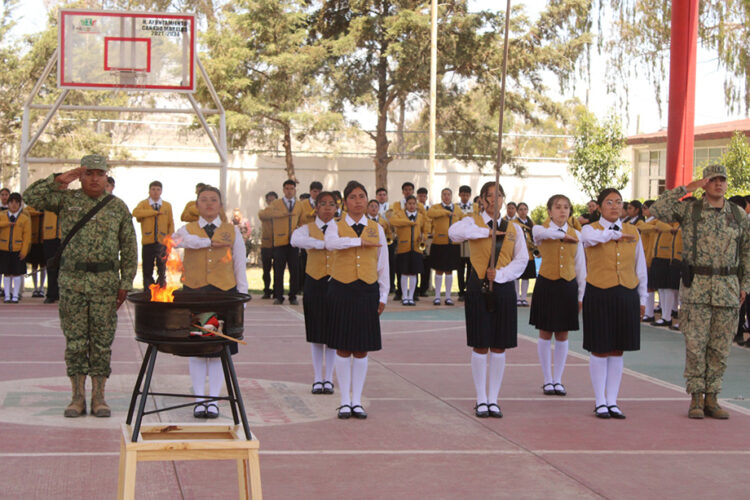 Abanderan símbolo patrio en Bachillerato de Cañada