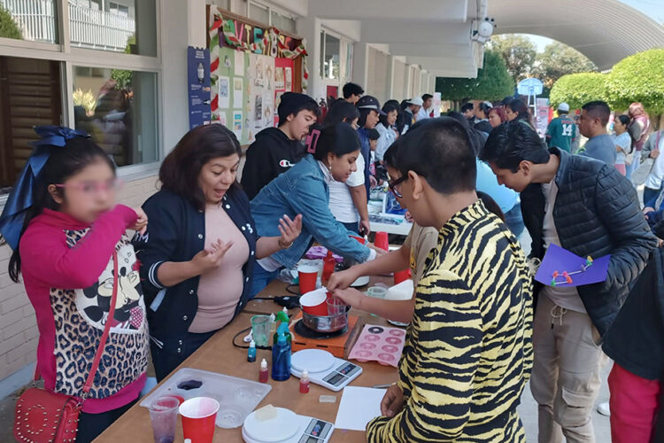 Profesores y alumnos de la FCFM imparten curso con enfoque STEAM para niños con discapacidad