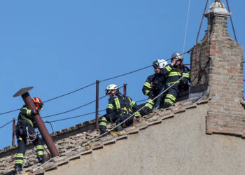 Colocaron la chimenea para la fumata del Cónclave de elección del nuevo Papa