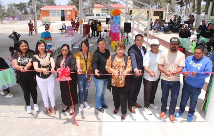 Inauguran techado y plaza de usos múltiples en primaria de Tezoapan