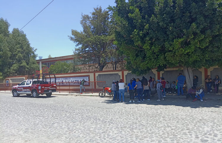 Padres de familia exigen auditoria al comité de primaria en Tepeaca