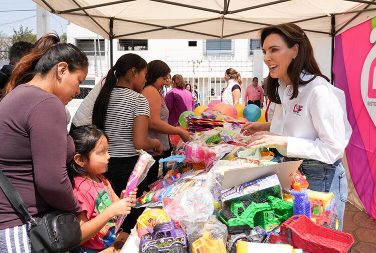 Pepe Chedraui y MariElise Budib conviven y regalan juguetes a niñas y niños del Centro Comunitario de San Ramón
