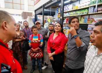 Tonantzin Fernández escucha y dialoga con comerciantes del Tianguis Xixitla