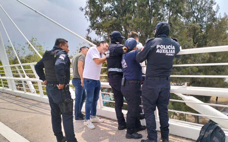 Policía Auxiliar brinda atención a persona en peligro