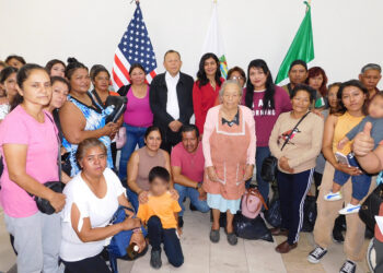 En sinergia, entrega gobierno estatal apoyos alimenticios a familias de migrantes poblanos