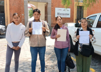 Acuden colonos a Secretaría de Salud