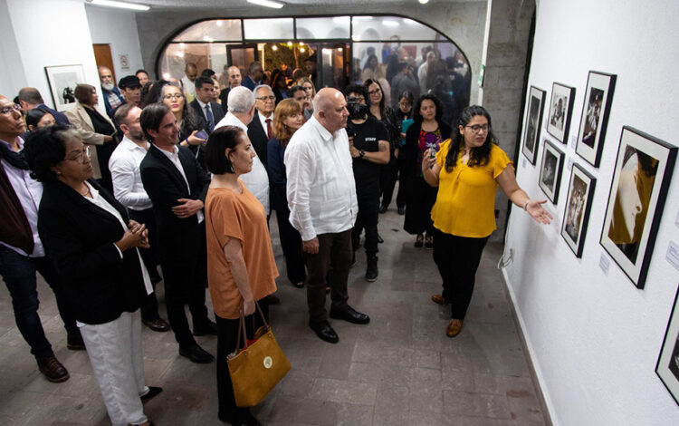 El centro de la imagen presenta “Cultura de Dos Naciones”, exposición que tiende puentes entre México y Cuba