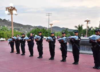 Entregan en Teco equipamiento a policías