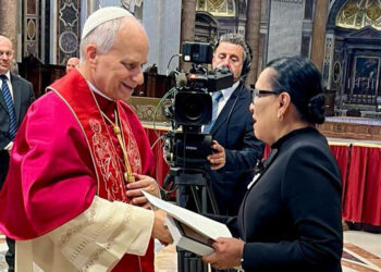 A nombre de Claudia Sheinbaum Rosa Icela Rodríguez invitó a León XIV a México