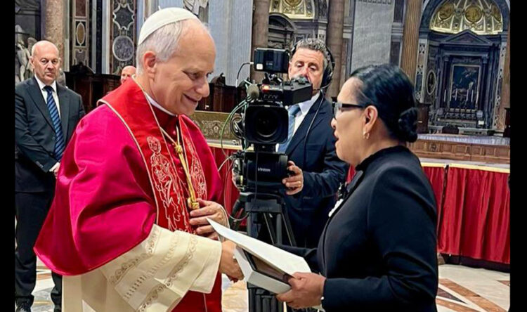 A nombre de Claudia Sheinbaum Rosa Icela Rodríguez invitó a León XIV a México