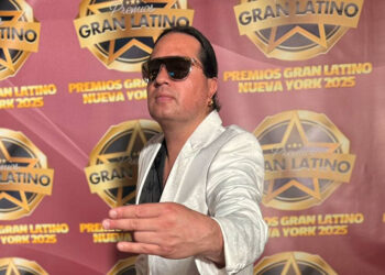 Cantautor poblano, es galardonado en Time Square de Nueva York