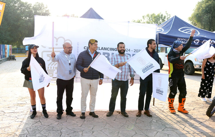 Omar Muñoz da banderazo de salida del “Rally Bola de Goma de Motociclismo”