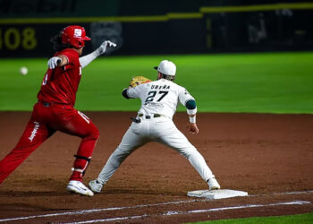 El Aguila atrapo a Pericos  y doblega al son de 10-7