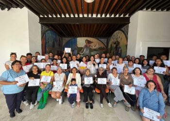 Tonantzin Fernández reconoce la labor docente en espacios comunitarios de San Pedro Cholula