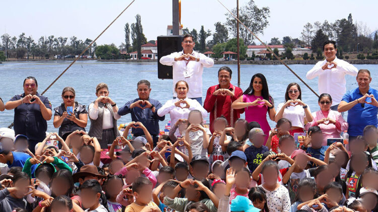 Niñez de Chignahuapan recibe juguetes por Día del Niño y la Niña