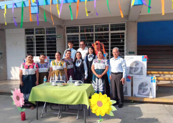 Normal de Tecomatlán recibe equipamiento