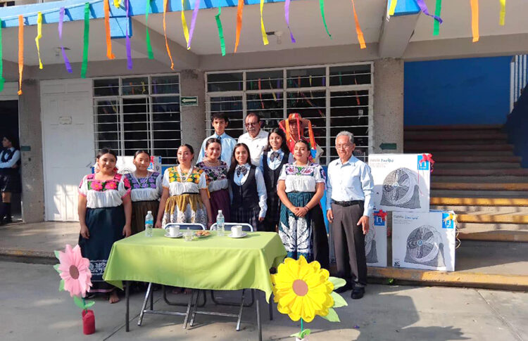 Normal de Tecomatlán recibe equipamiento