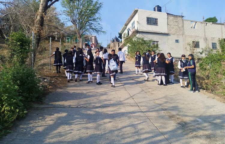 Participan estudiantes de Tecomatlán en jornada de limpieza
