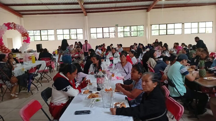 Alumnos de la normal superior festejan el día de las madres