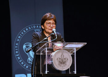 Rectora Lilia Cedillo preside ceremonias de graduación en el CCU