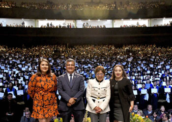 Preside Rectora Lilia Cedillo graduación de egresados de las preparatorias del Complejo Regional Centro y de la Lázaro Cárdenas