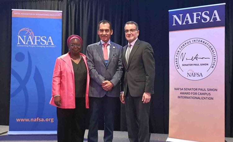Reconocen a Profesor de la UAG con Premio a la Educación Internacional