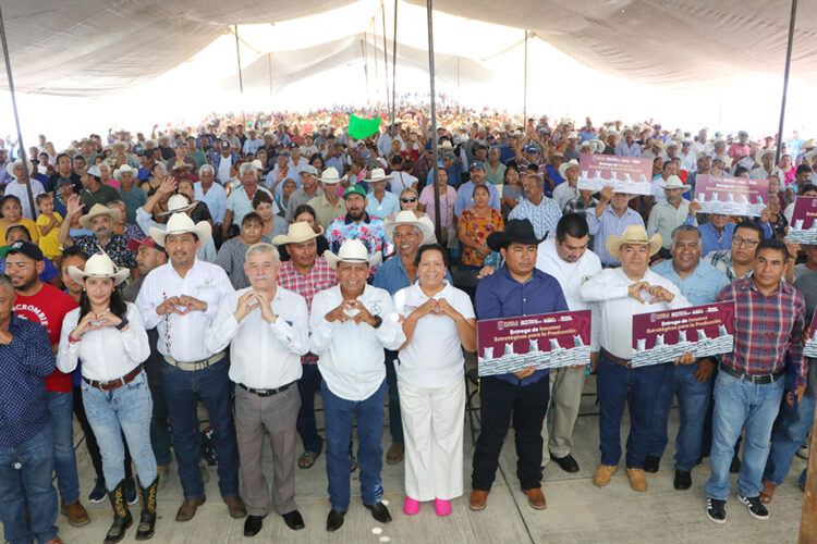 Entrega simultánea de apoyos fortalece la transformación del campo poblano