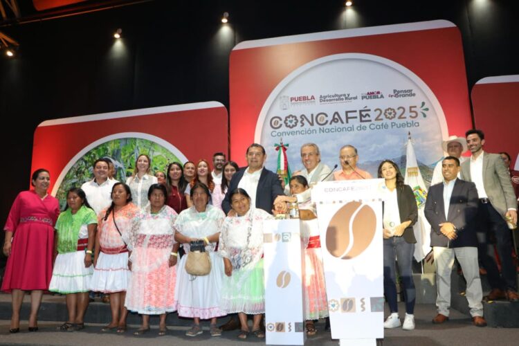 Lupita Cuautle representó a San Andrés en la inauguración de la CONAFE