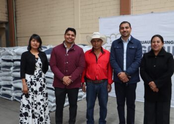 Entrega Omar Muñoz fertilizante a productores de San Lorenzo Almecatla
