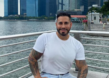 Viktor Rom aterriza en Singapur para preparar su cumpleaños