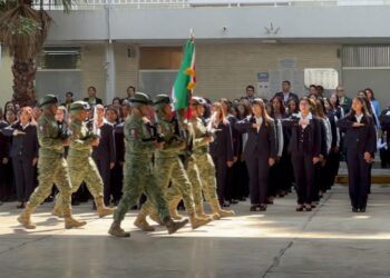 La Secretaría de Educación refuerza identidad nacional con ceremonia de abanderamiento