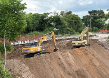 Con maquinaria Gobierno de Puebla trabaja en el camino Hueytamalco – San José Acateno